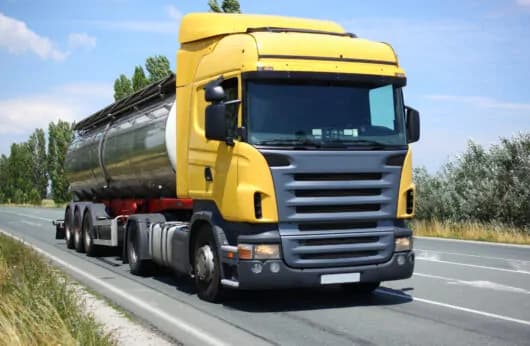 Curier încărcând colet