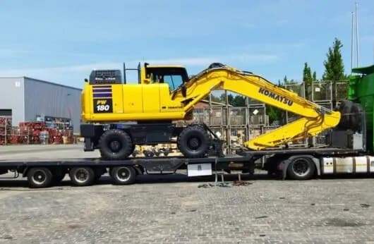 Trailer agabaritic încărcat cu utilaj greu