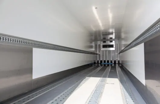 Curier încărcând colet