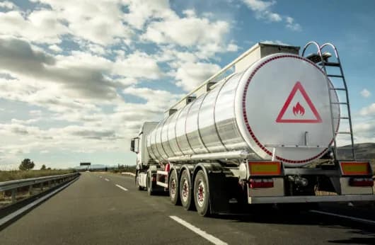 Curier încărcând colet