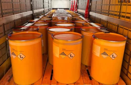 Curier încărcând colet