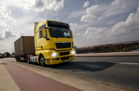 Curier încărcând colet