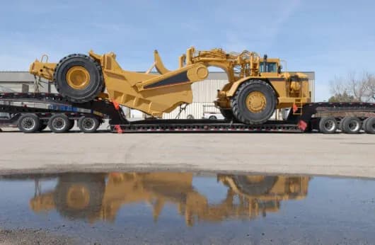 Camion frigorific descărcând marfă la rampă